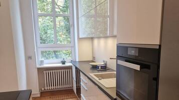 Fridge, oven, stovetop, dishwasher