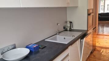 Frigorífico, horno, placa de cocina y lavavajillas