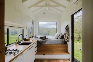 ثلاجة، موقد طهي مسطح، مستلزمات طهي/أطباق/أوعية