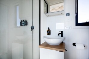 Shower, eco-friendly toiletries, towels