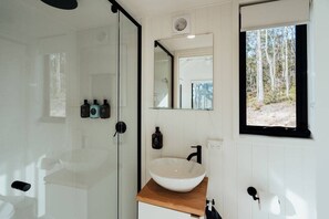 Douche, articles de toilette écologiques, serviettes fournies, savon