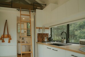 Refrigerador, parrilla de estufa y utensilios de cocina 