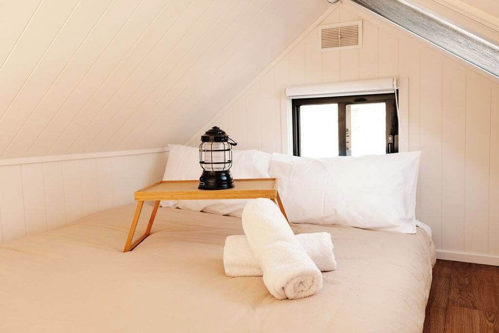 1 bedroom, bed sheets