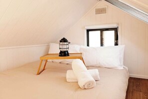 1 bedroom, bed sheets - Tiny Elsie - Snowy Mountains (Hill Top)