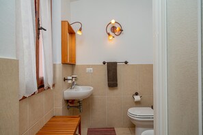 Basic Villa | Bathroom