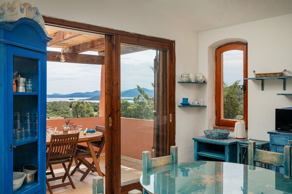 Basic Villa | In-room dining