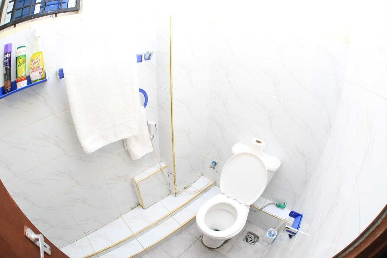 Deluxe-studiolejlighed | Badeværelse | Bruser, gratis toiletartikler, hjemmesko, bidet
