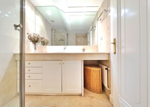 Douche, baignoire à jets, sèche-cheveux, bidet