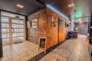 Interior - RheinsteigChalet | Whirlpool-Sauna-Billard-Kicker (Bendorf)