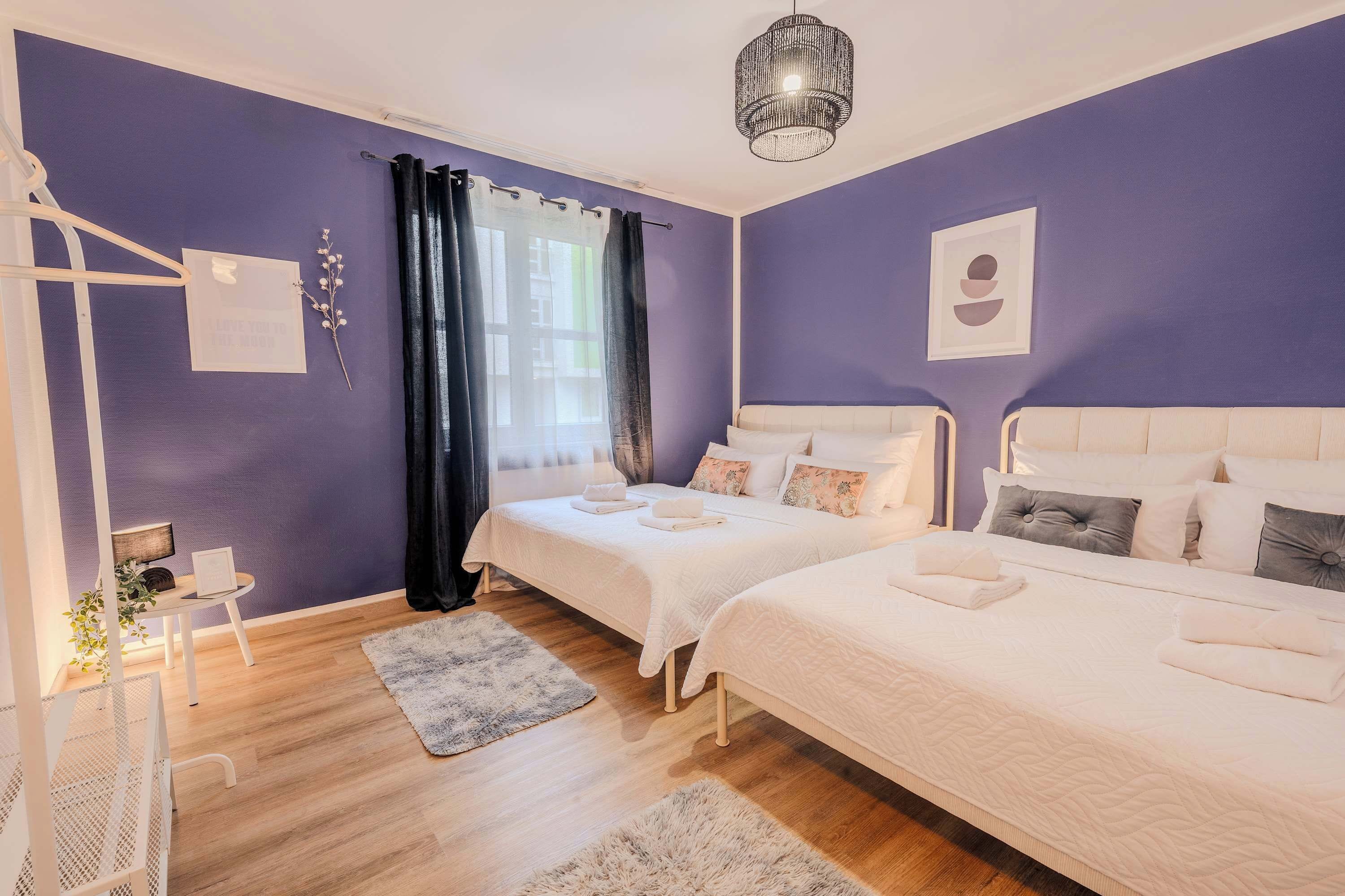 5 bedrooms, desk, travel crib, WiFi