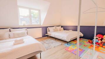 5 bedrooms, desk, travel crib, WiFi