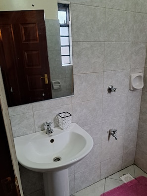 Towels, soap, toilet paper - Stylish One bedroom apartment. Family friendly. 7 minutes to airport and SGR!  (Mlolongo)