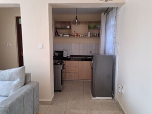 Private kitchen - Stylish One bedroom apartment. Family friendly. 7 minutes to airport and SGR!  (Mlolongo)