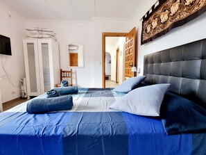 4 habitaciones, tabla de planchar con plancha y acceso a internet