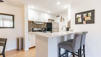 Jääkaappi, mikroaaltouuni, uuni, liesi