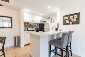 Fridge, microwave, oven, stovetop - Vacay Villa I Old Town Scottsdale | Brand New! (Scottsdale)