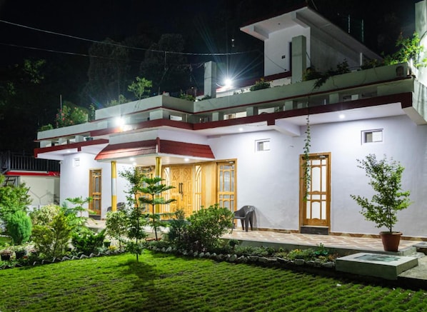 Fachada del alojamiento - Noche