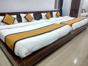 Habitación Deluxe doble, varias camas | Wifi gratis y ropa de cama
