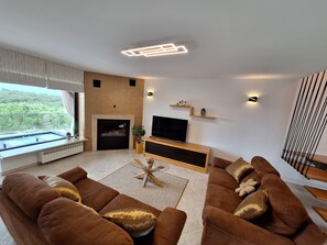 Smart TV, caminetto, videogiochi, impianto stereo