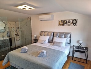 3 bedrooms, in-room safe, desk, iron/ironing board