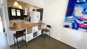 Frigorífico, microondas, placa de cocina y cafetera o tetera