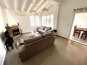 智能电视、壁炉、书、立体声音响