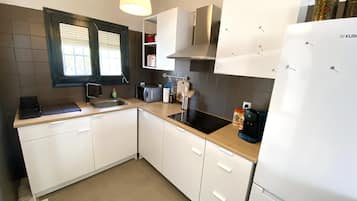 Frigorífico, microondas, placa de cocina y cafetera o tetera