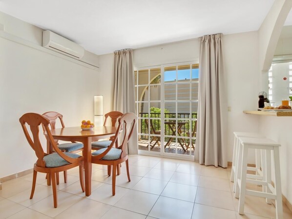 Dining - Imperial Puerto 3F- Terrace, Swimming Pool, 200m from the beach (Torremolinos)