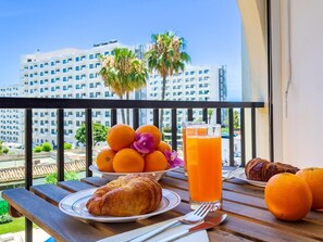 Outdoor dining - Imperial Puerto 3F- Terrace, Swimming Pool, 200m from the beach (Torremolinos)