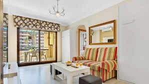 Una sala de estar moderna con un sofá, una mesa de centro y un comedor con sillas.