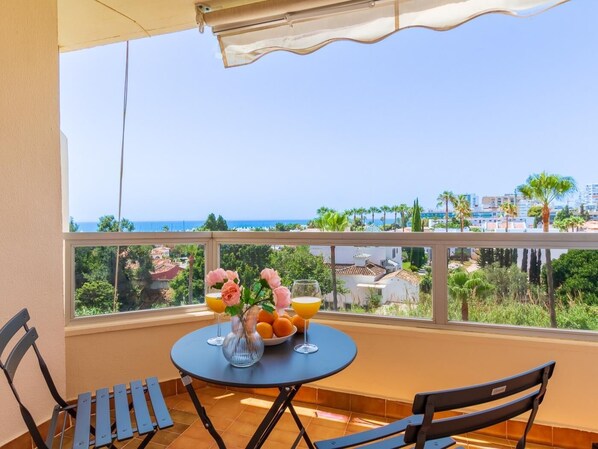 Outdoor dining - Vistamarina 409A - Terrace, Pool, Sea Views. 300m from the beach (Torremolinos)