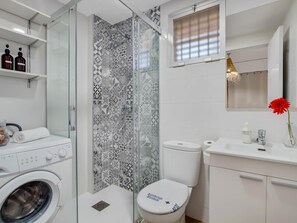 Een douche, een haardroger, handdoeken