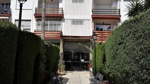 A building with a gated entrance, a paved walkway, and benches. - Sol Montemar 23 - Swimming Pool, Parking, 200m from the beach (Torremolinos)