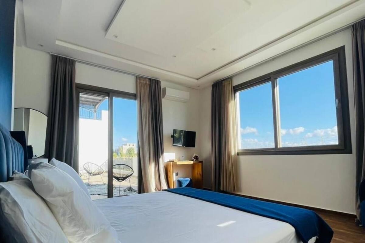 Design Room | Peralatan tempat tidur premium, bar mini, peti besi dalam bilik, meja 