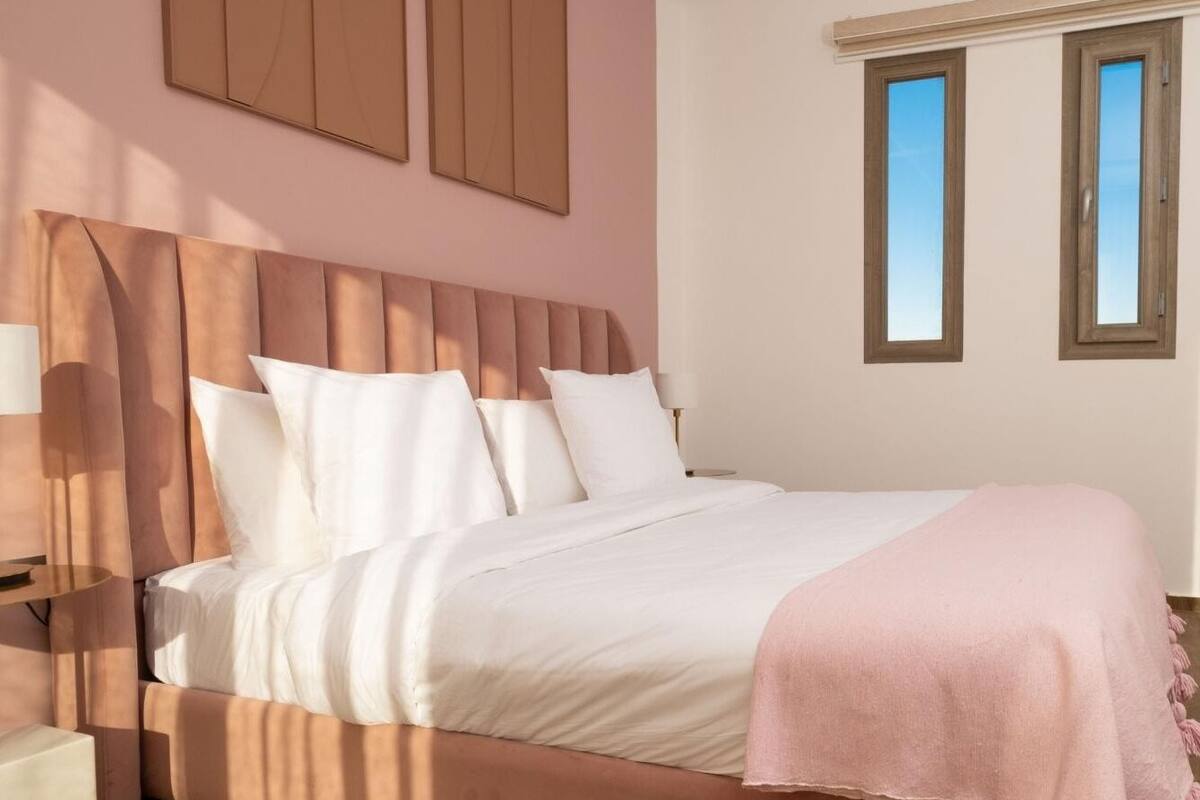 Romantic Room | Peralatan tempat tidur premium, bar mini, peti besi dalam bilik, meja 
