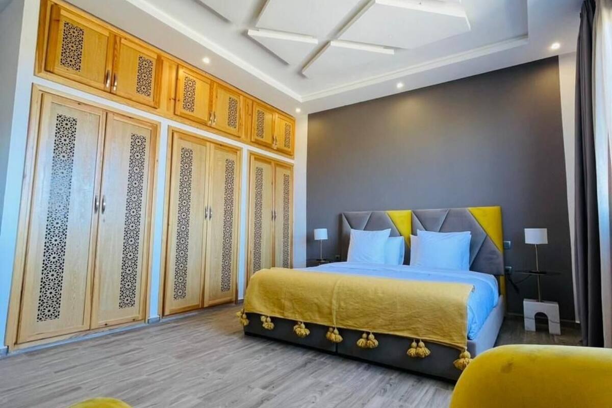 Premium Room | Peralatan tempat tidur premium, bar mini, peti besi dalam bilik, meja 