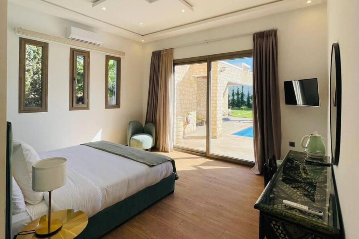 Deluxe Room | Peralatan tempat tidur premium, bar mini, peti besi dalam bilik, meja 
