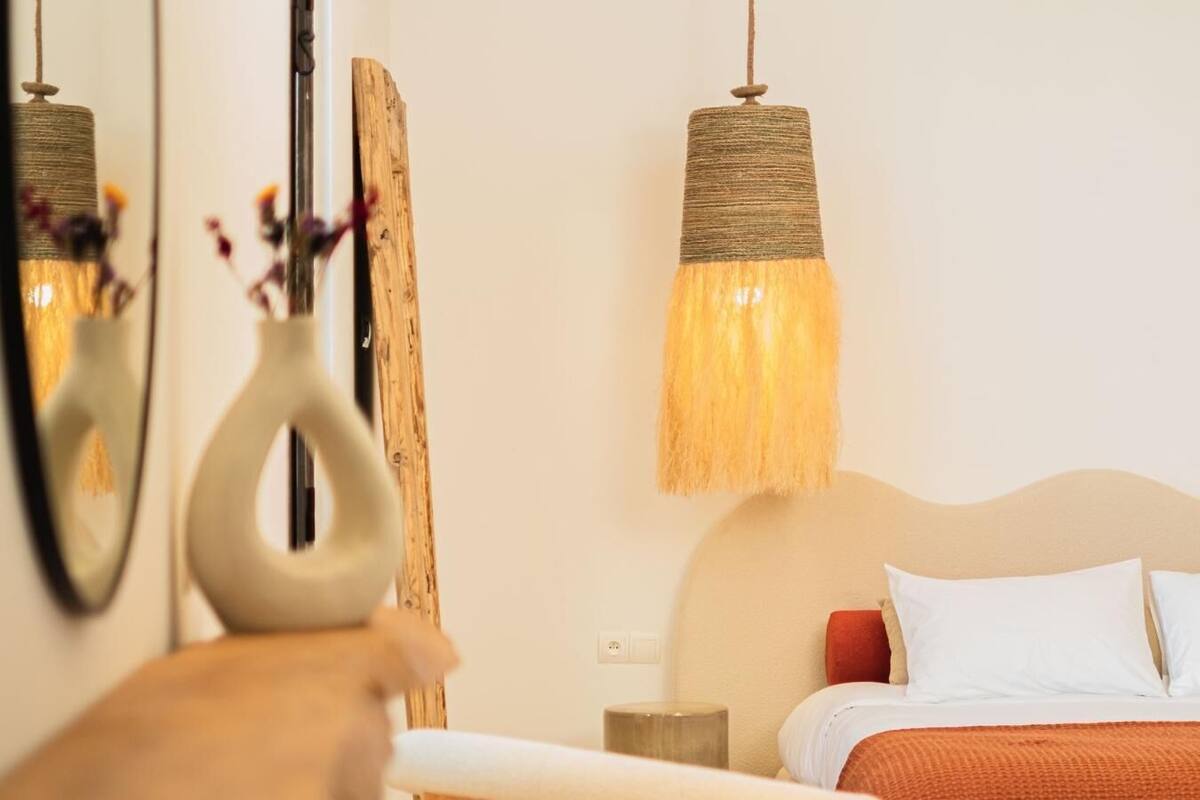 Signature Suite | Peralatan tempat tidur premium, bar mini, peti besi dalam bilik, meja 