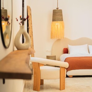 Suite Khas | Seprai premium, minibar, brankas, dan meja kerja