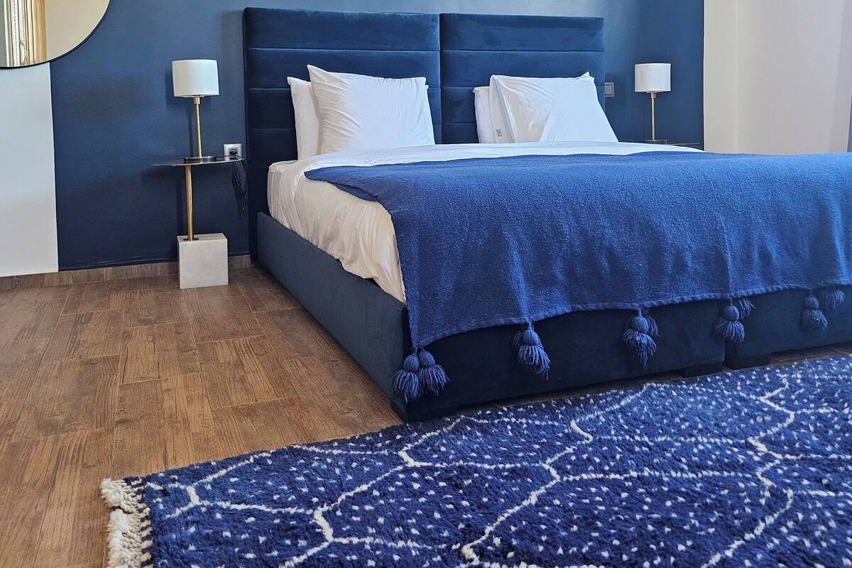 Comfort Room | Peralatan tempat tidur premium, bar mini, peti besi dalam bilik, meja 