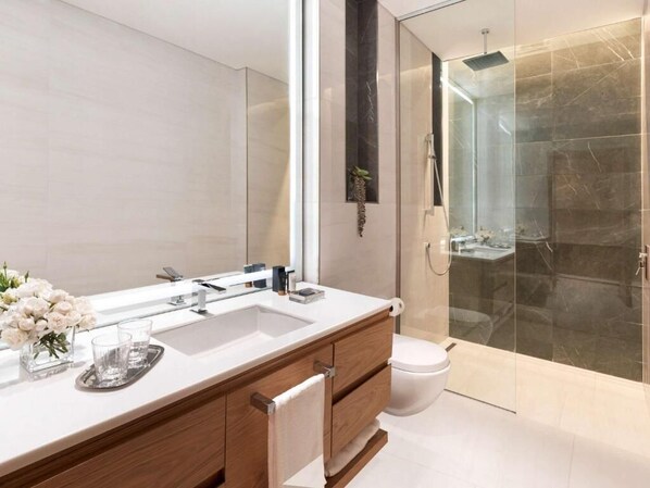 Dusche, Haartrockner, Bidet, Handtücher