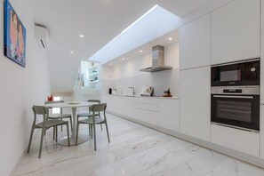 Kühlschrank, Mikrowelle, Ofen, Geschirrspüler