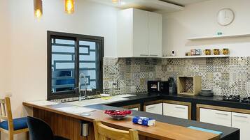 Jääkaappi, mikroaaltouuni, uuni, liesi