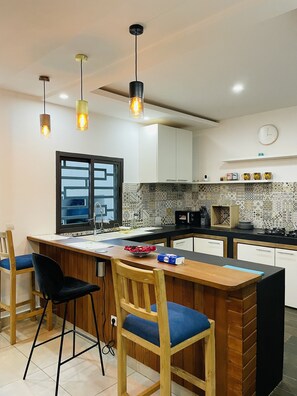 Køleskab, mikrobølgeovn, ovn, kogeplade