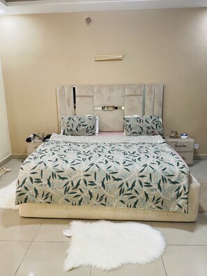 3 soveværelser, skrivebord, strygejern/strygebræt, weekendseng