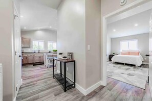 2 habitaciones, escritorio, tabla de planchar con plancha y wifi gratis