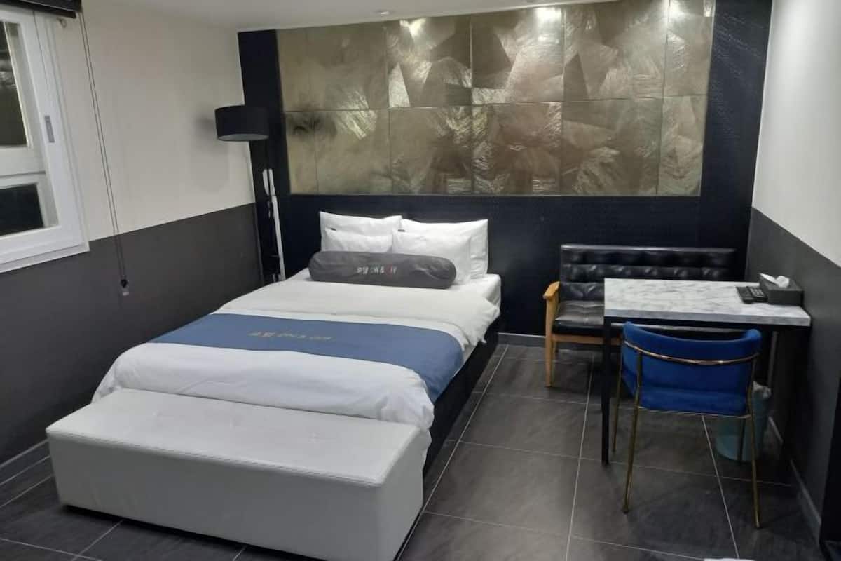 1 bedroom, hypo-allergenic bedding, down duvets, individually decorated