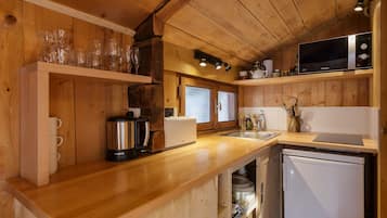 Réfrigérateur, micro-ondes, cafetiÚre/bouilloire, bouilloire électrique
