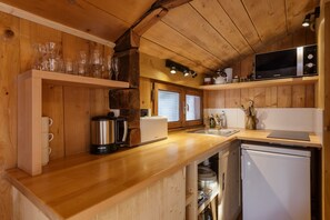 Réfrigérateur, micro-ondes, cafetière/bouilloire, bouilloire électrique