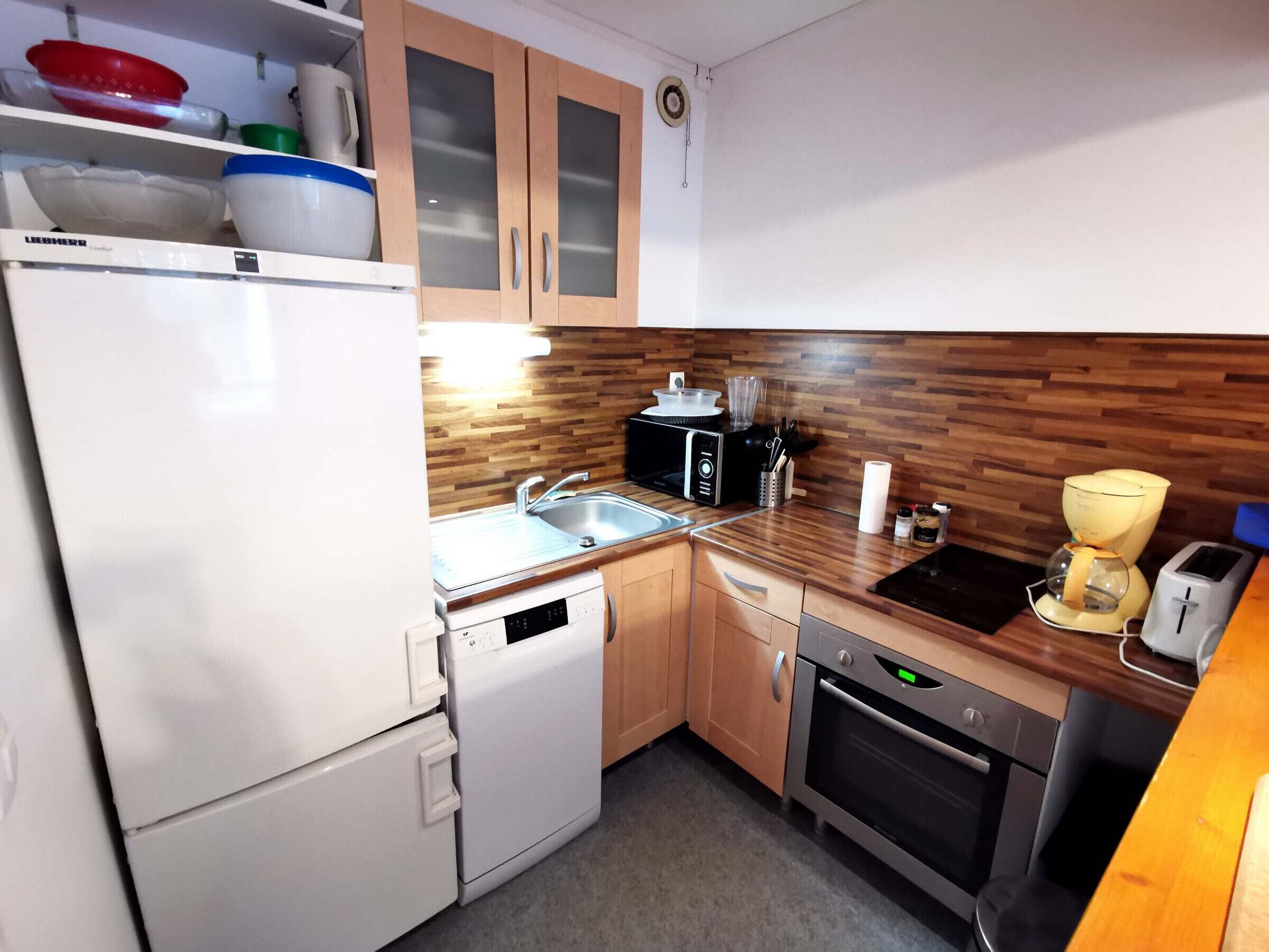 Kühlschrank, Mikrowelle, Ofen, Herdplatte